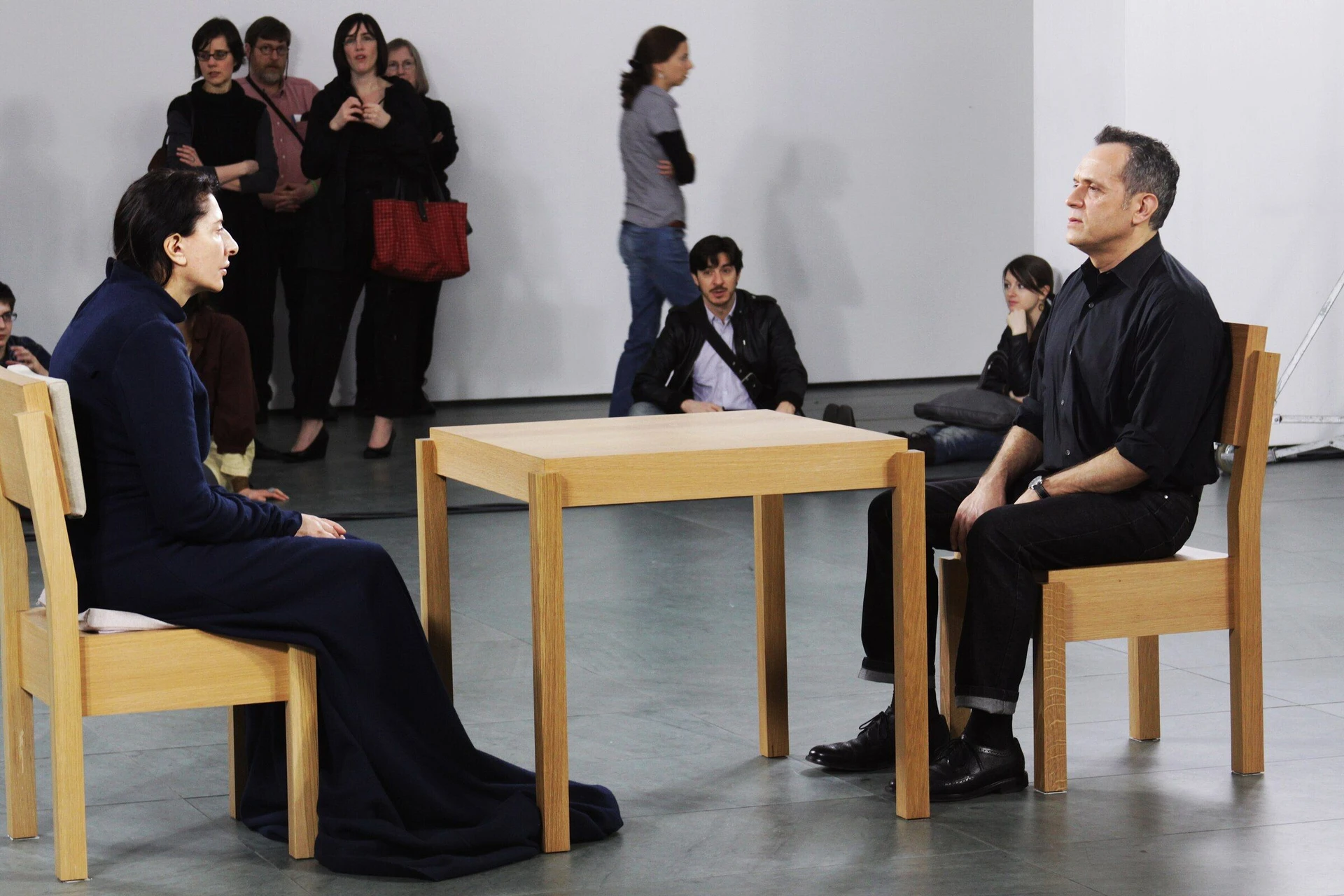 «В присутствии художника». 2010. Перформанс. MoMA, Нью-Йорк.<br>Фото: Wikimedia Commons