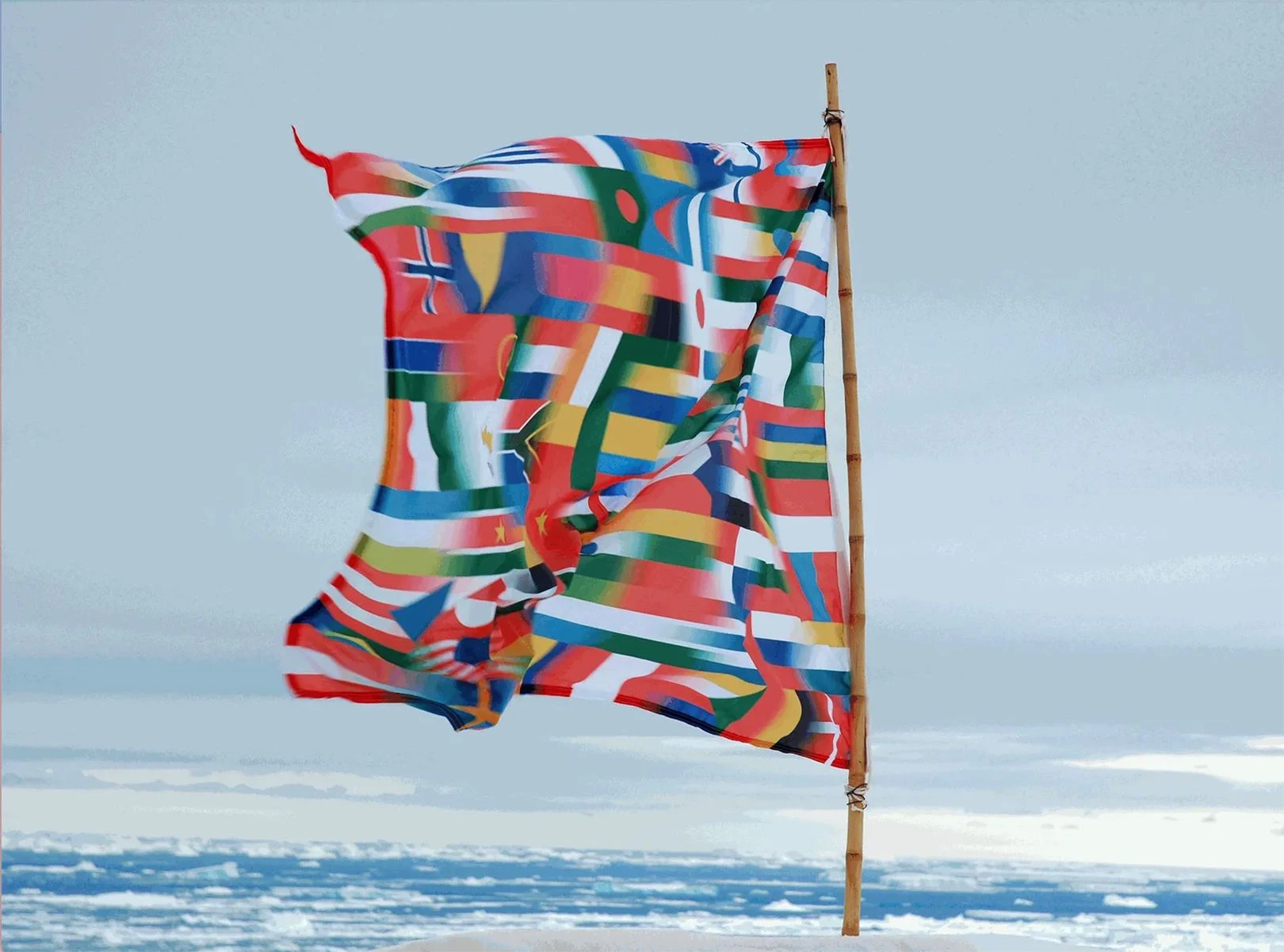 Антарктический флаг. 2007–2020.<br>Фото: Studio Orta / The Caring Gallery