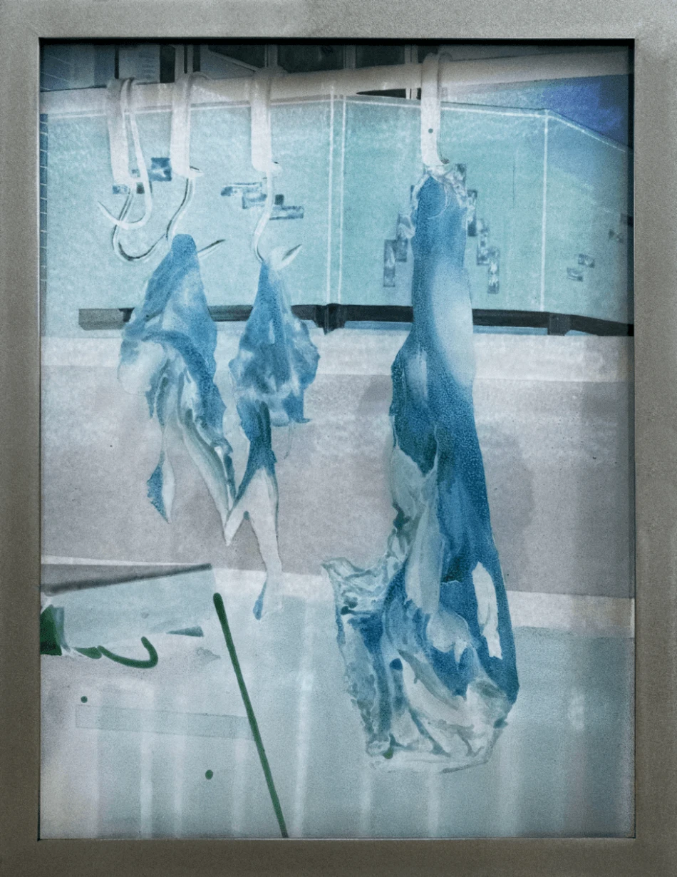 Необузданное. Из серии «Охотники». 2024. Стекло, нержавеющая сталь, витражная роспись.<br>
Изображение: Галерея MYTH