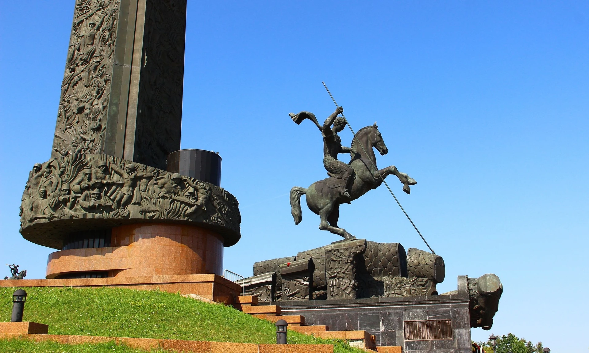 Статуя Георгия Победоносца авторства Зураба Церетели — часть Монумента Победы на Поклонной горе в Москве.<br>Фото: сайт Alenatour.ru