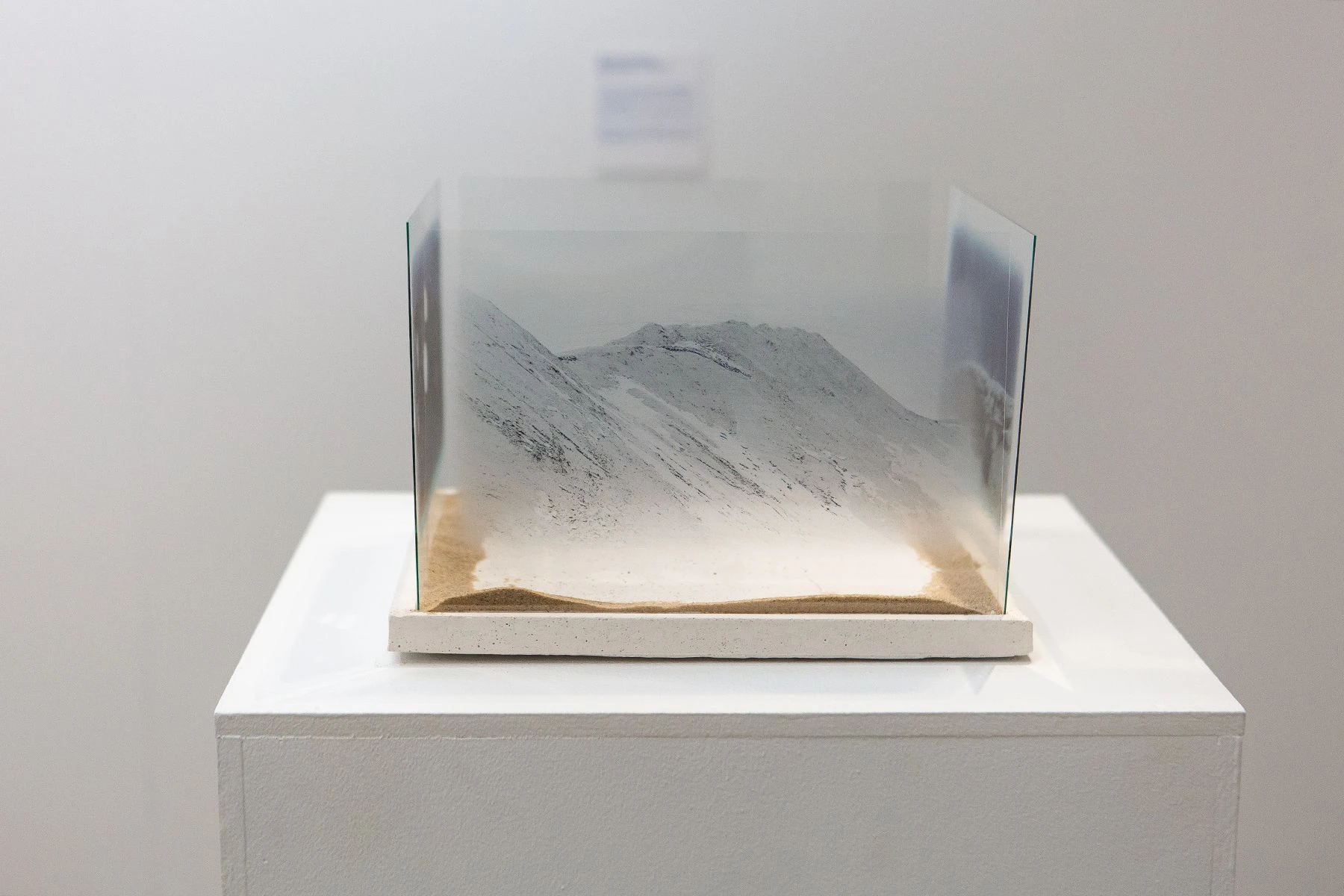 Территория забвения. 2026. Стекло, печать, гипс. Собрание автора. <br>
Фото: Дебаркадер-30 / MaxArt