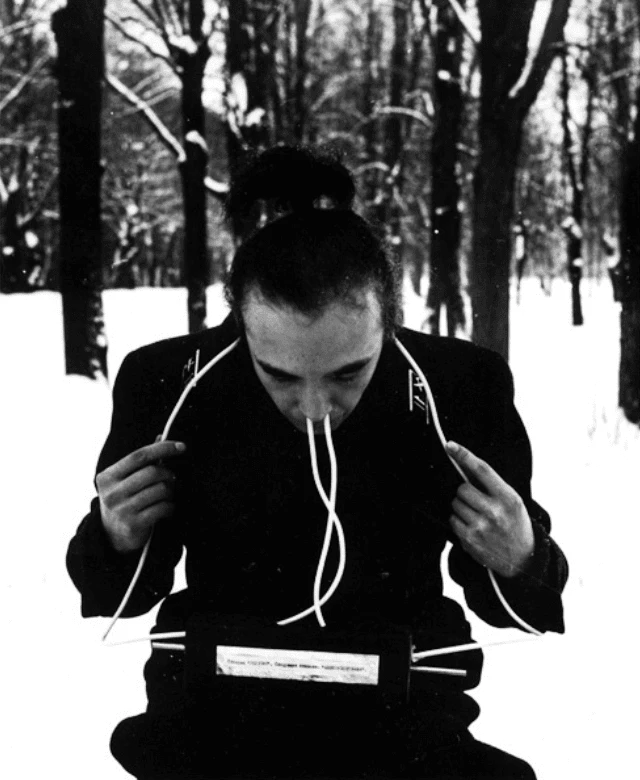 Дышу и слышу. 1983. Акционный объект, фотография.<br>
Фото: courtesy автора