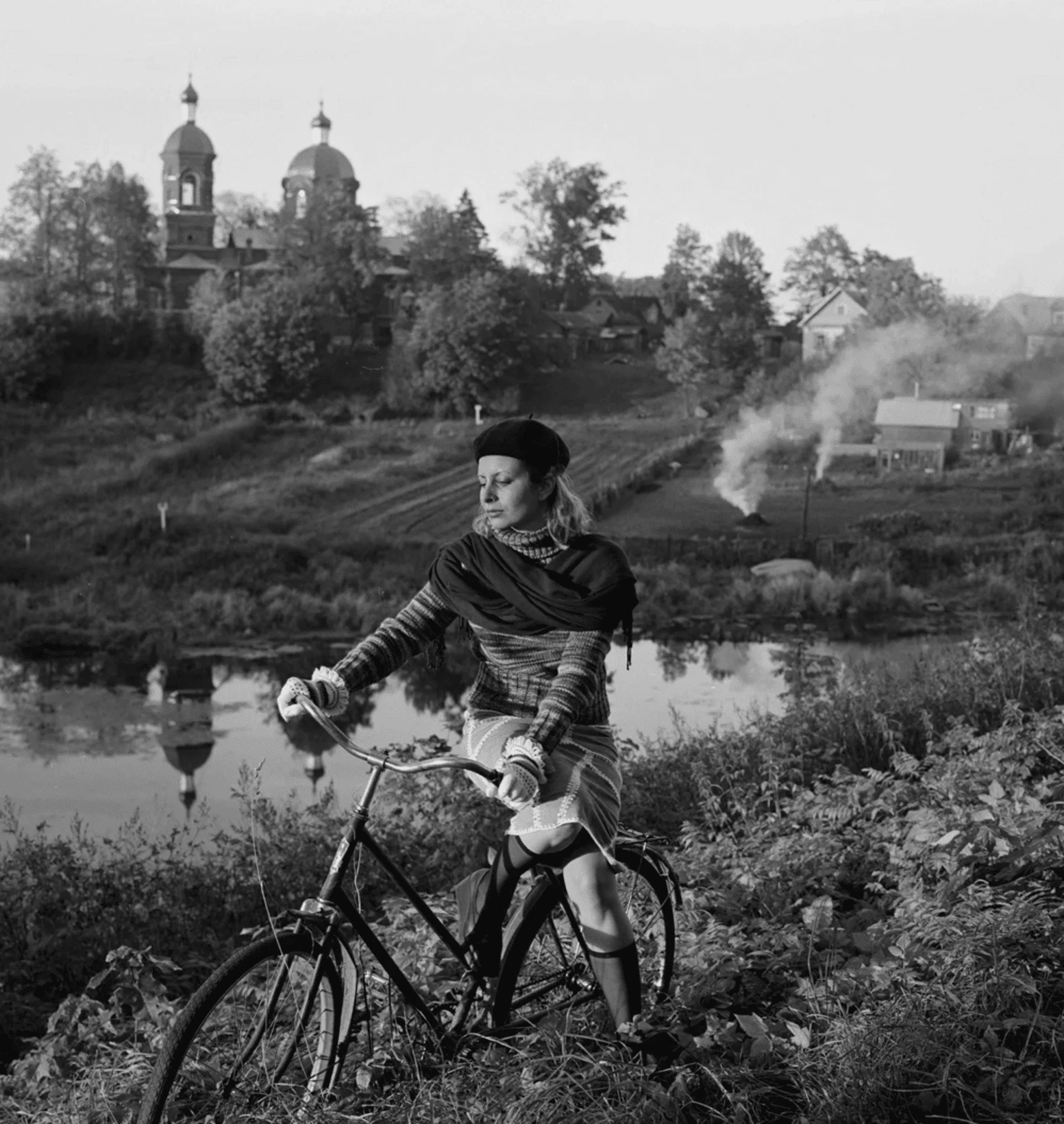 Прогулка на велосипеде в сентябре. Из серии «Времена года. Мои друзья». 2000. Аналоговая фотография, Inkjet print.<br>
Фото: Галерея Анна Нова, Санкт-Петербург