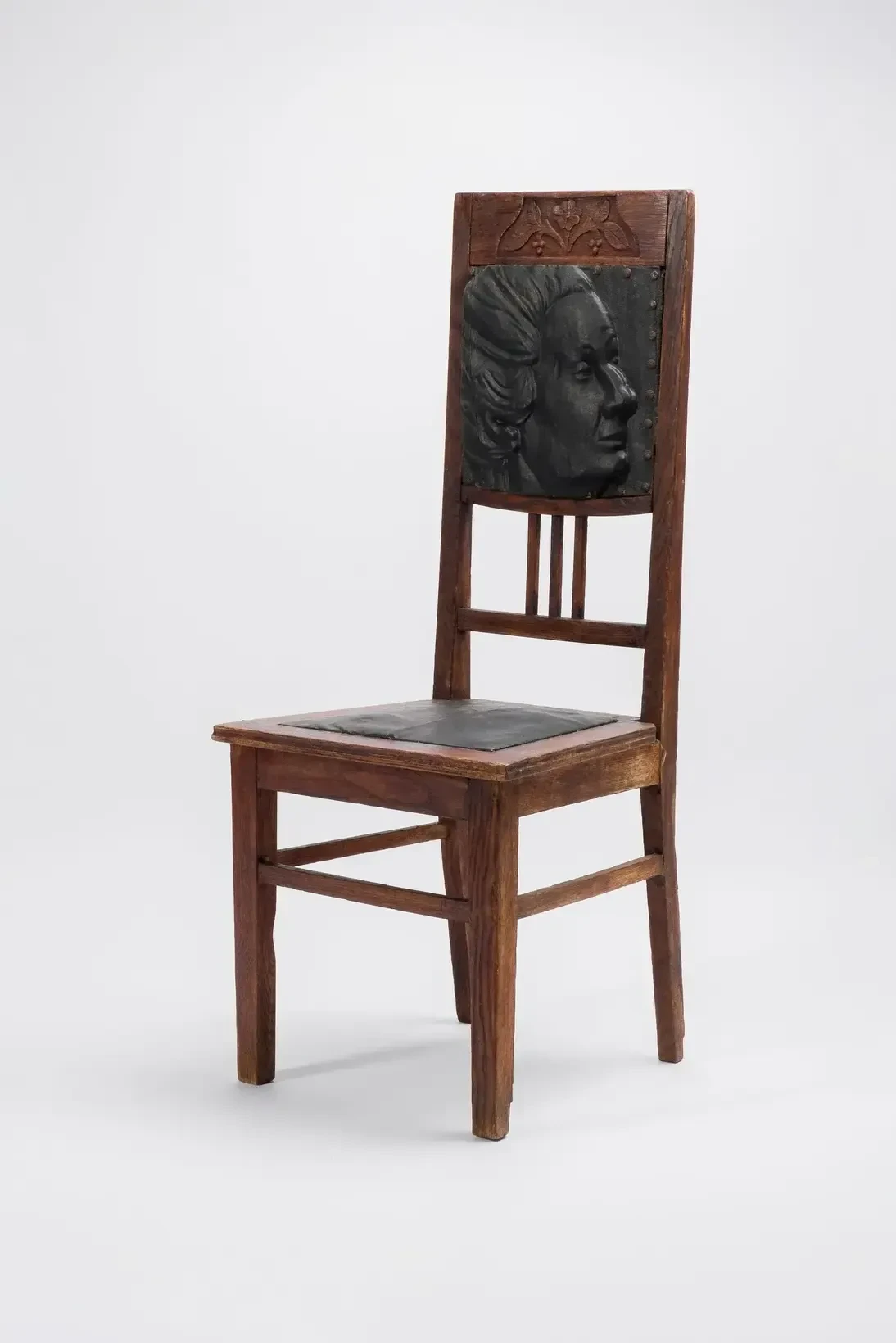 Ахматова. 2015. Из серии «Vanitas». Найденный объект, резьба.<br>
Изображение: Студия «Тихая», Нижний Новгород