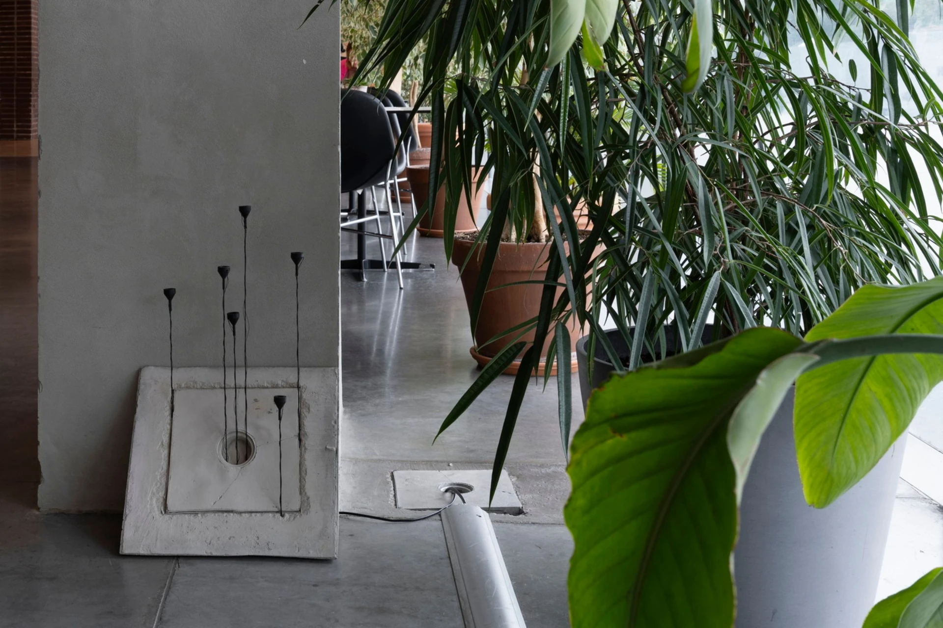 Споры шума. 2025. Бетон, динамики, микроэлектронные компоненты, смешанная техника.<br>
Фото: Музей современного искусства «Гараж»