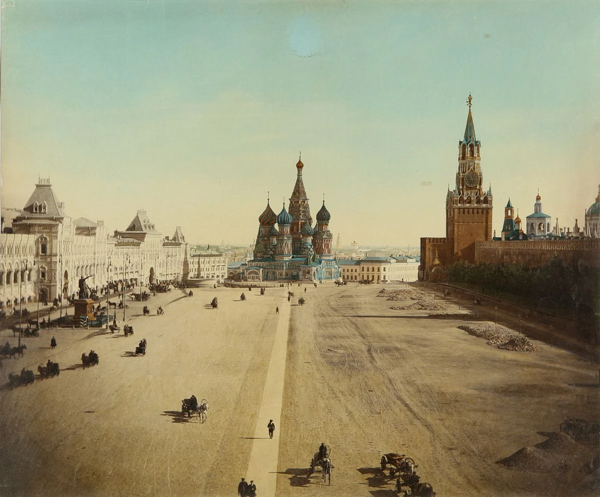 Красная площадь в Москве. Около 1900. Фотография, акварель. Памятник Минину и Пожарскому слева.<br>Изображение: Auctionet