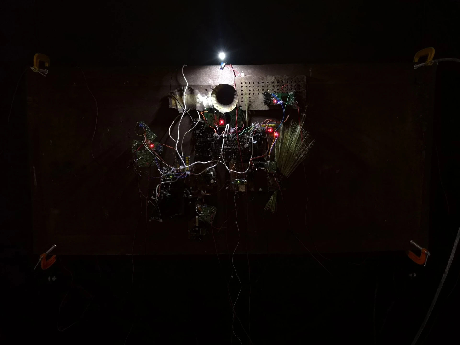 Шумовая завеса. 2021. Металл, найденные объекты, электроника, полевые записи.<br>
Фото: Константин Росляков