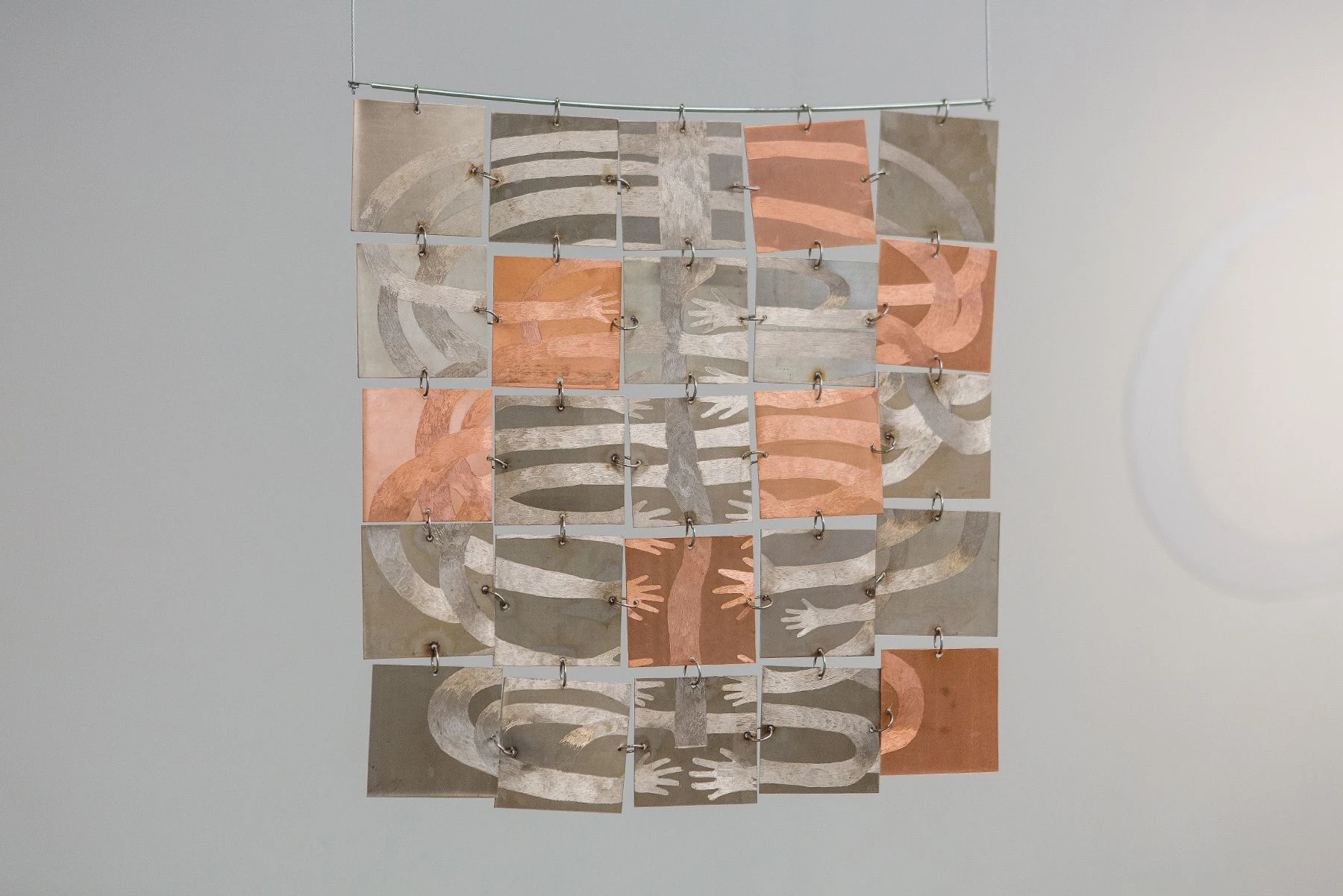 Броня. 2025. Металлическое панно, медь, мельхиор, сталь, гравировка. Собрание автора. <br>
Фото: Дебаркадер-30 / MaxArt 