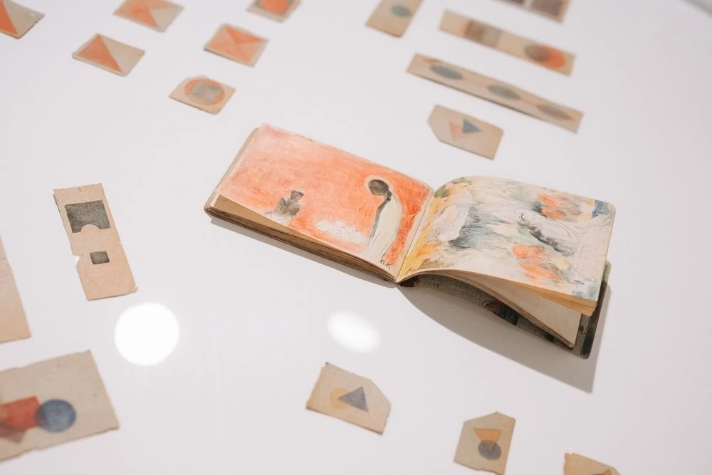 Фрагмент выставки «Иван Клюн. Цветоформы. Постижение пространства» в Арт-галерее Ельцин Центра. Екатеринбург, 2026. <br>Фото: Александр Мехоношин. Courtesy Президентский центр Б. Н. Ельцина