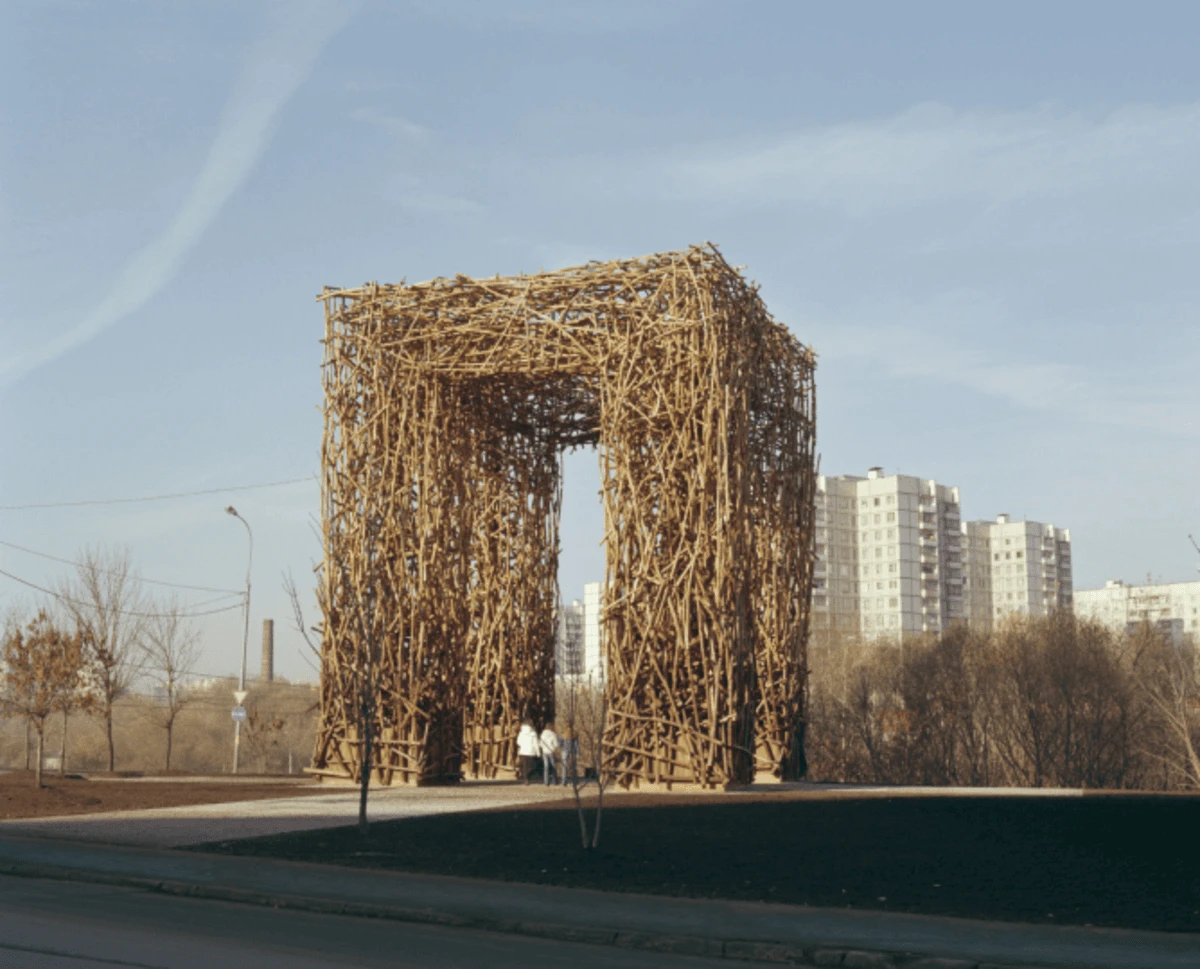 «Лихоборские ворота». 2005. Лэнд-арт. Москва.<br>Фото: polissky.ru