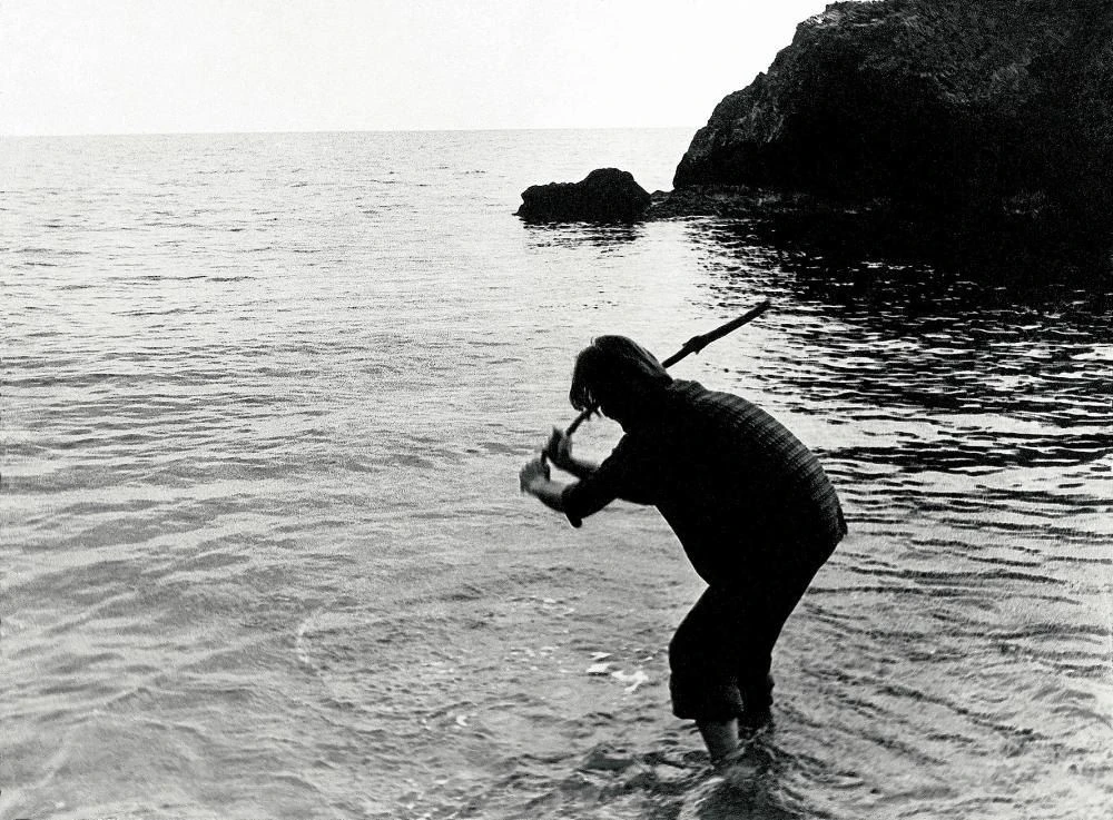 Семь ударов палкой по воде. Берег Черного моря, Крым, 30 апреля 1976. Фотодокументация акции.<br>Фото: Георгий Кизевальтер
