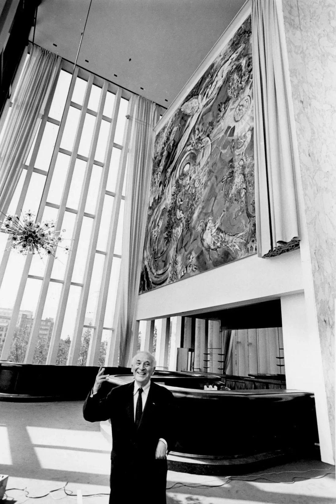 Метрополитен-опера выставила на продажу два панно Шагала