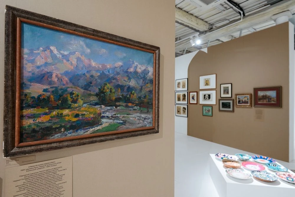 Фрагмент выставки «Казань — Ташкент. Пересечения в искусстве ХХ века» в Центре современной культуры «Смена». Казань, 2026. <br>Фото: Даниил Шведов. Courtesy «Смена»