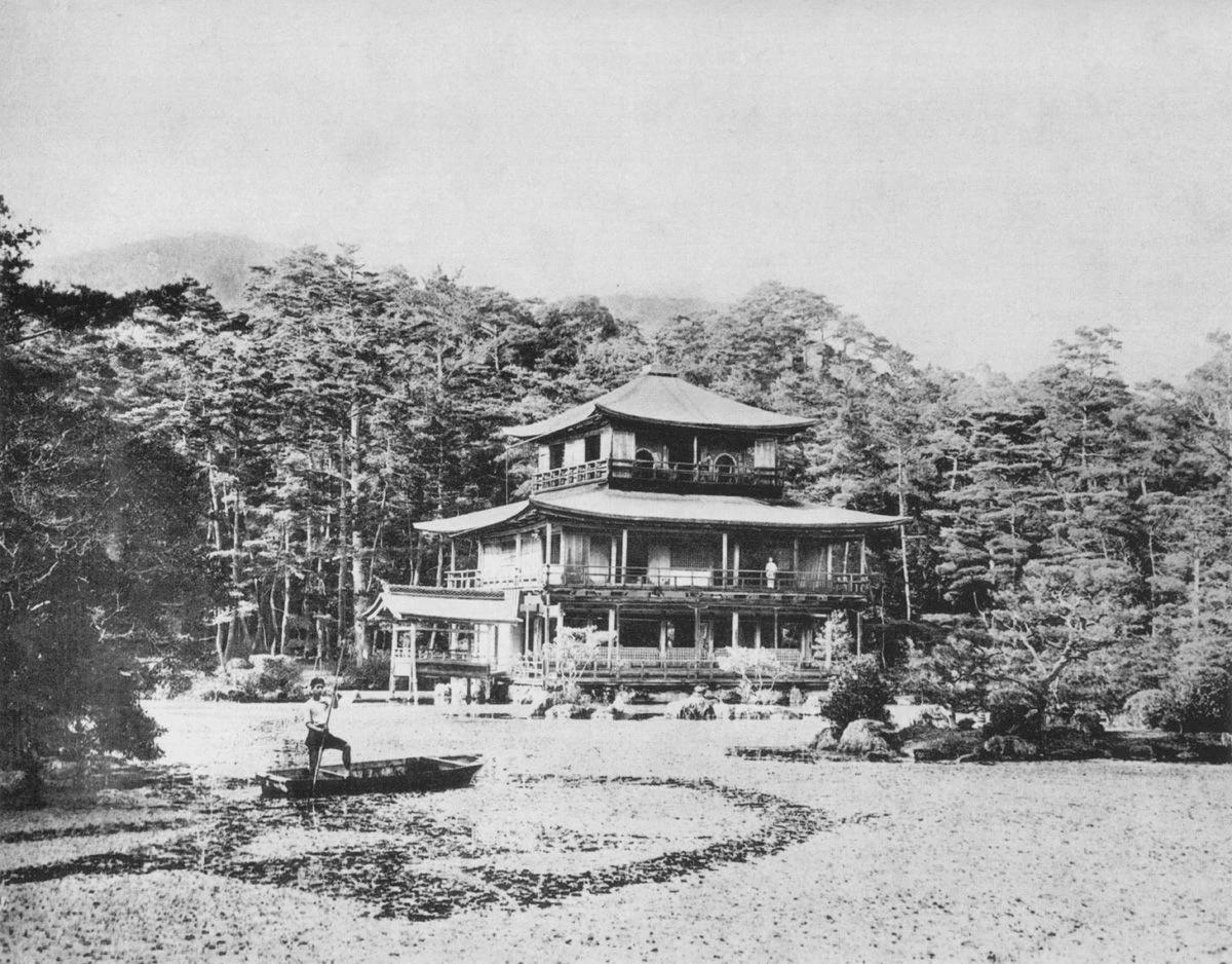 Золотой павильон до пожара. 1893.<br>Фото: Josiah Conder, Landscape Gardening in Japan (Джосайя Кондер «Садово-парковое искусство Японии»). Токио: Kelly and Walsh, 1893