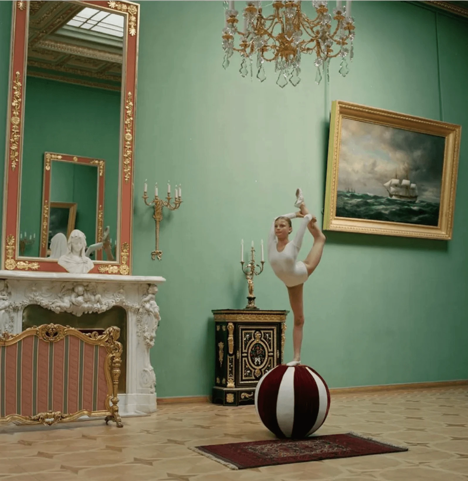 Гимнастка на шаре. Из серии «Phiscultura 1998–2008». 2008. Аналоговая фотография, C-print. <br>
Фото: Галерея Анна Нова, Санкт-Петербург