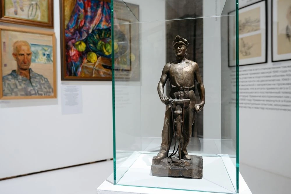 Фрагмент выставки «Казань — Ташкент. Пересечения в искусстве ХХ века» в Центре современной культуры «Смена». Казань, 2026. <br>Фото: Даниил Шведов. Courtesy «Смена»