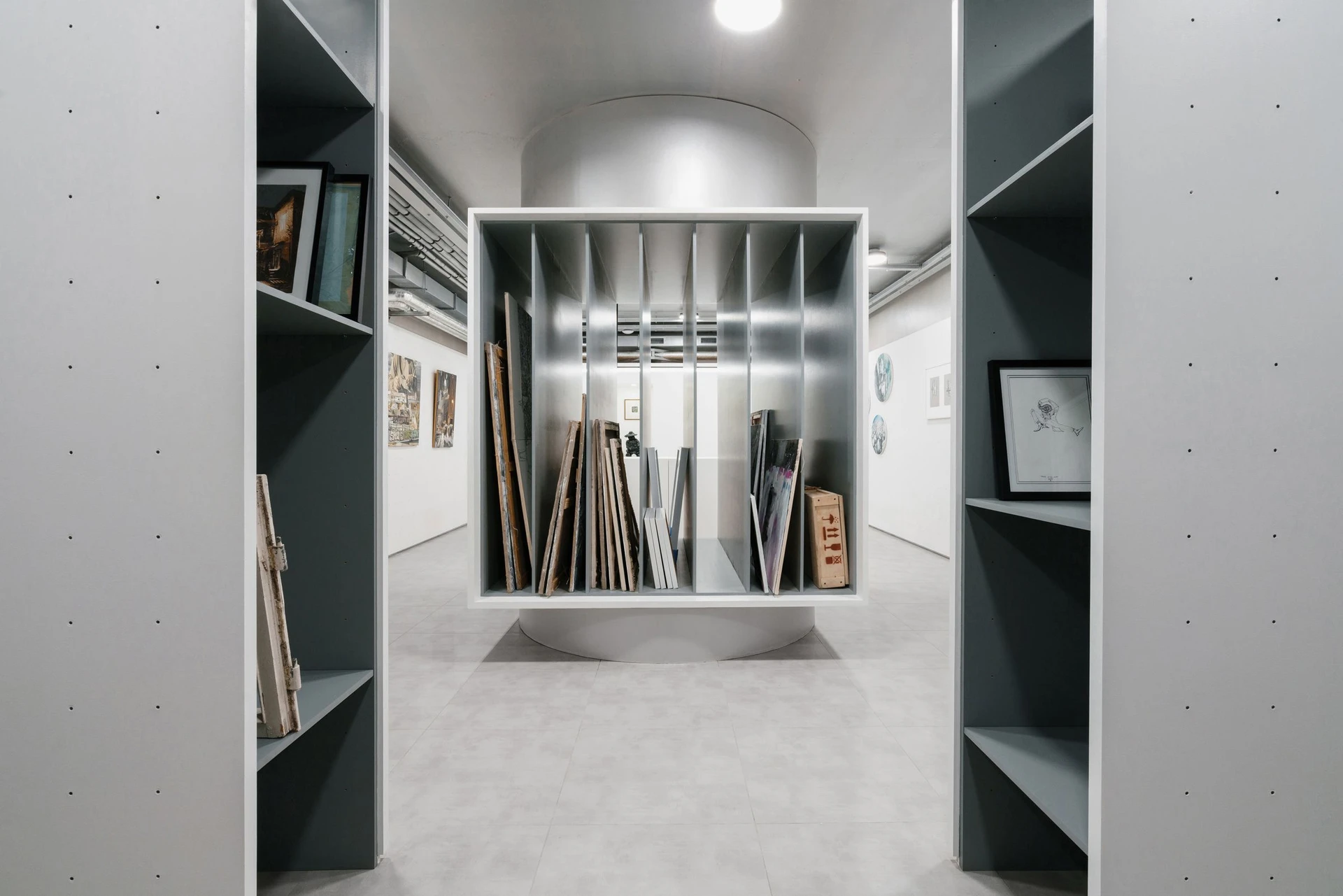 Интерьер открытого хранения. Студия «Тихая». Нижний Новгород, 2023.<br>Фото: Анатолий Козьма / Студия «Тихая»