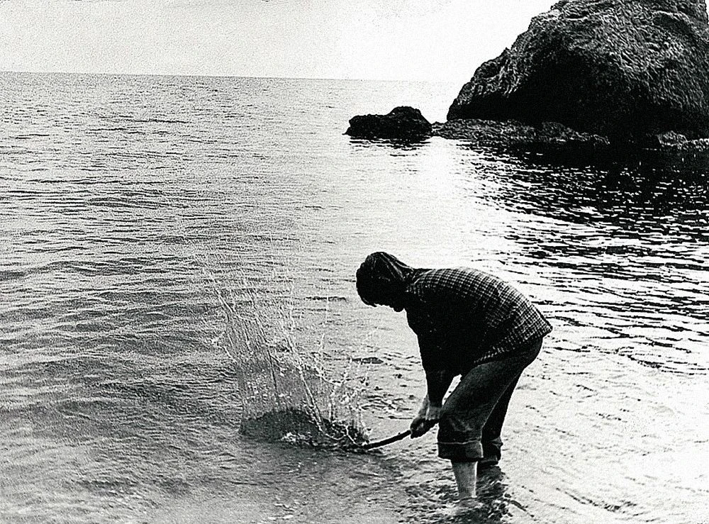 Семь ударов палкой по воде. Берег Черного моря, Крым, 30 апреля 1976. Фотодокументация акции.<br>Фото: Георгий Кизевальтер