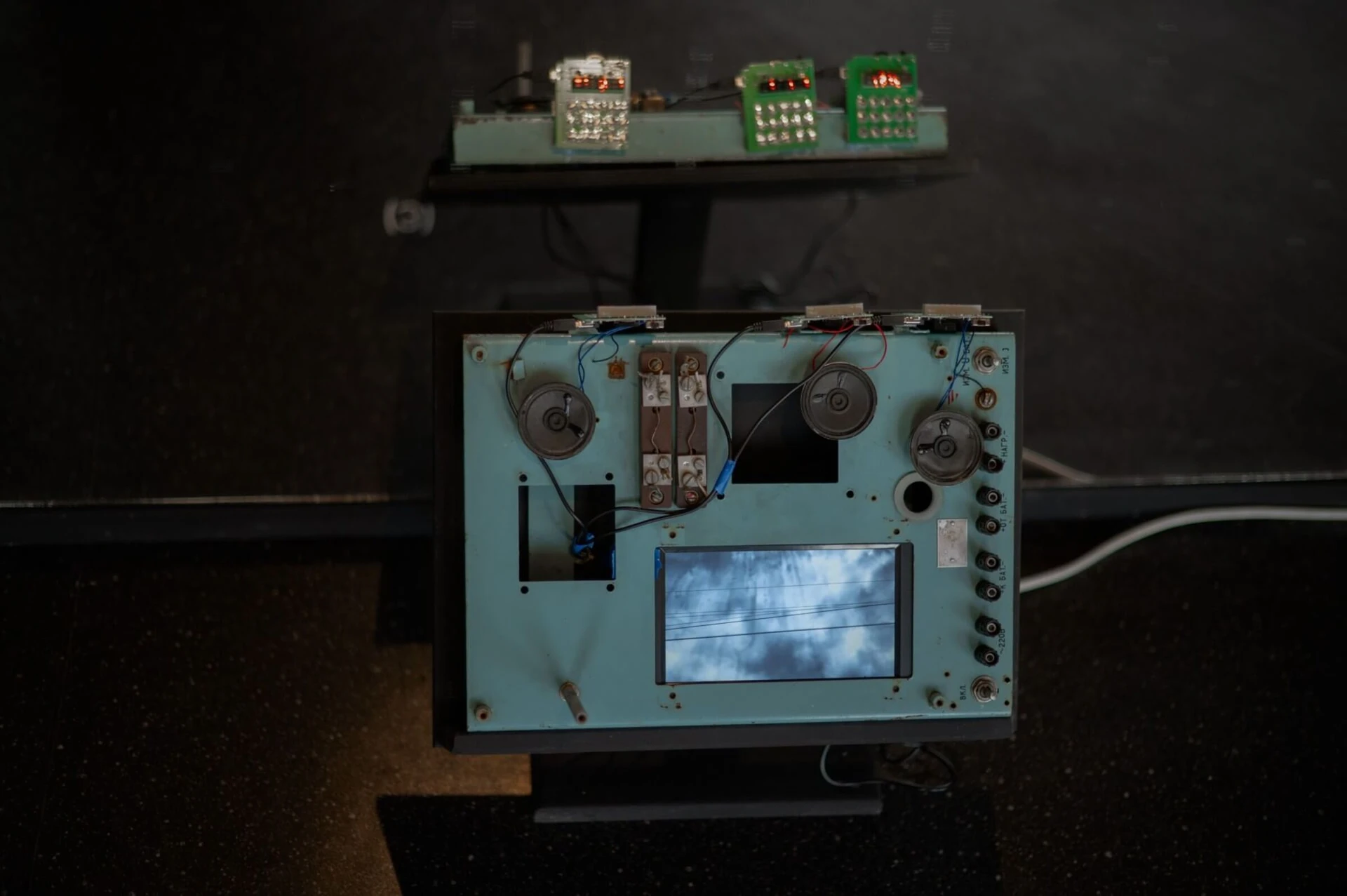 Солнце испаряет шумные воды. 2024. Металл, найденные объекты, электроника, полевые записи, экран.<br>
Фото: Константин Росляков