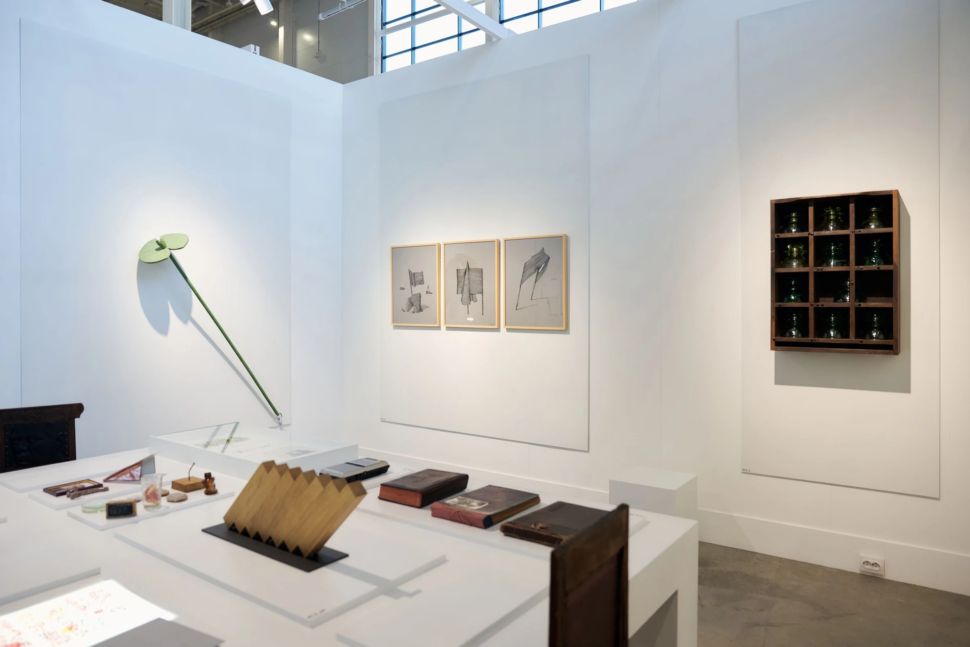 Проект «На что вы смотрите? Что вы видите?» на стенде «РБК Стиль», приуроченный к десятилетию студии «Тихая». Ярмарка Cosmoscow. Тимирязев-центр, Москва, 2025.<br>Фото: Сергей Бойкo / Студия «Тихая»