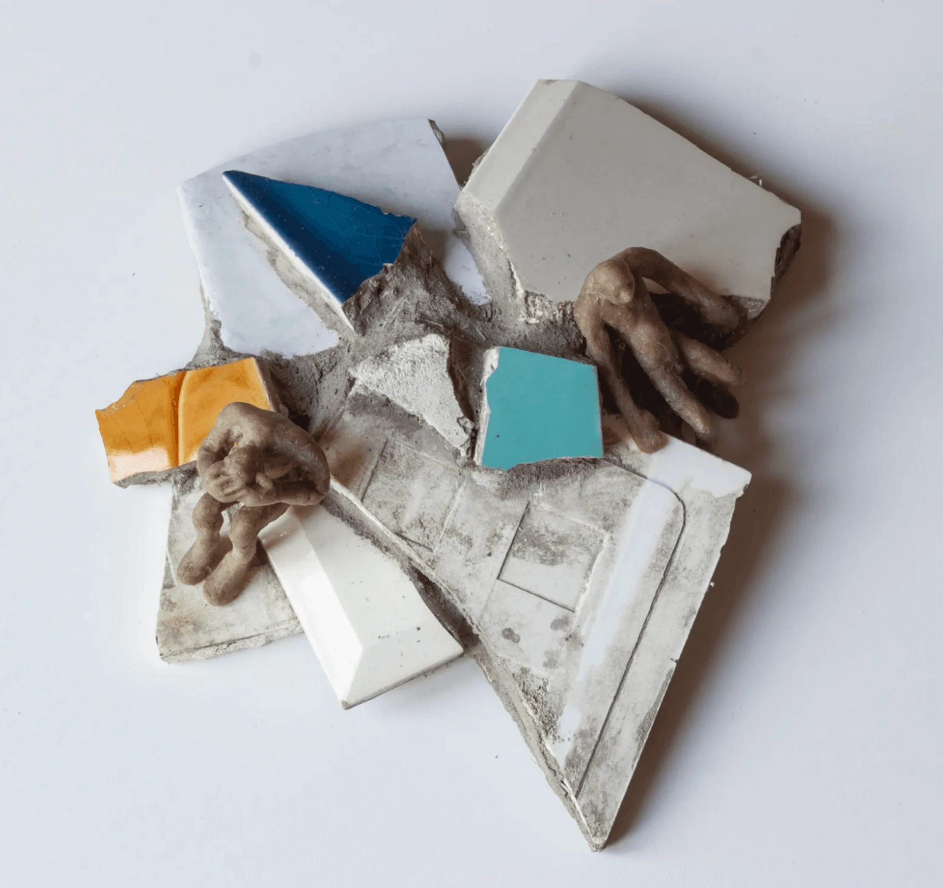 На развалинах 3. 2022. Кафельная плитка, цемент, хлеб, металл, клей. <br>
Фото: Галерея Анна Нова, Санкт-Петербург