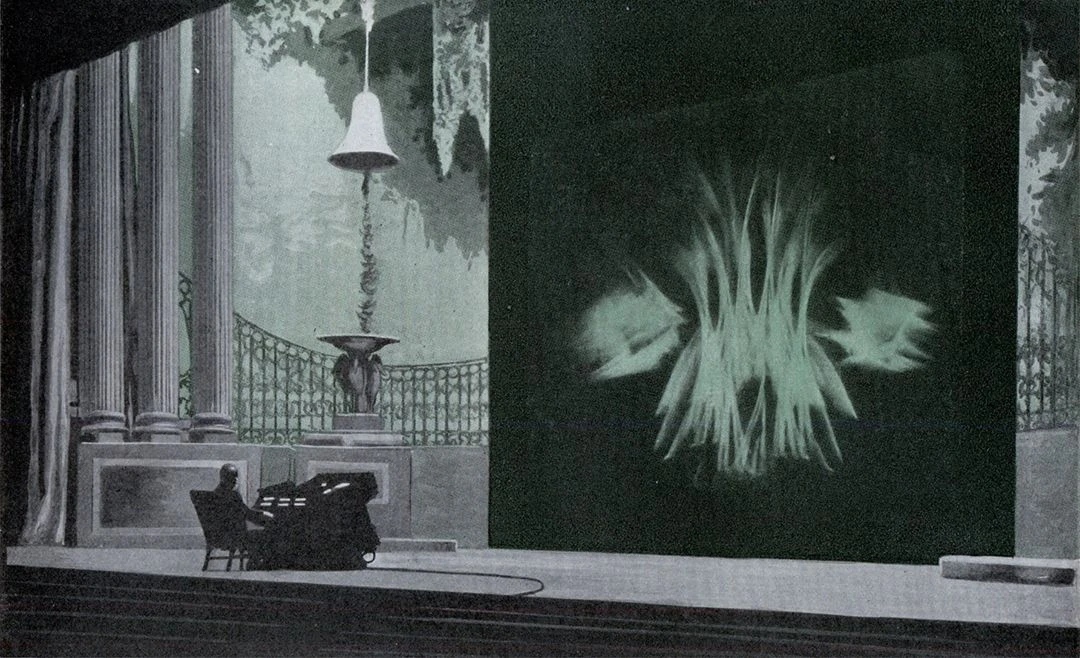 Концерт Томаса Вильфреда с его аппаратом Clavilux. 1922.<br>Фото: Popular Mechanics, April 1924 / Yale University Library