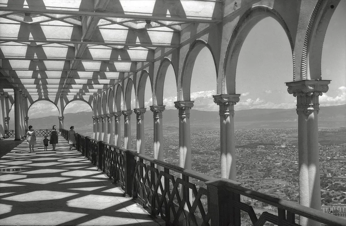 Тбилиси. Мтацминдская канатная дорога, верхняя станция. 1965. Фотография. <br>
Фото: Галерея Люмьер