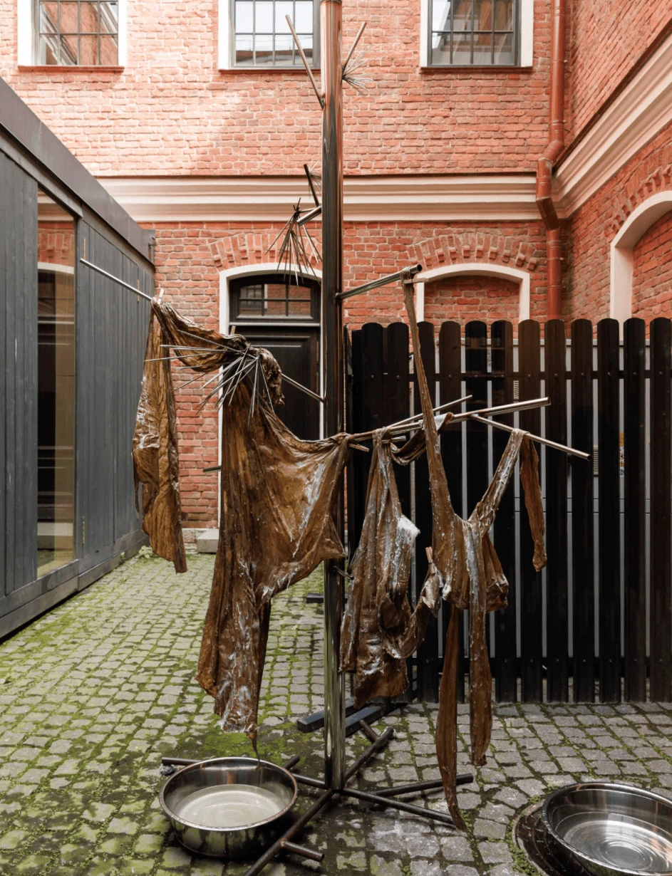 Дерево. 2025. Нержавеющая сталь, мыло.<br>
Изображение: Галерея MYTH