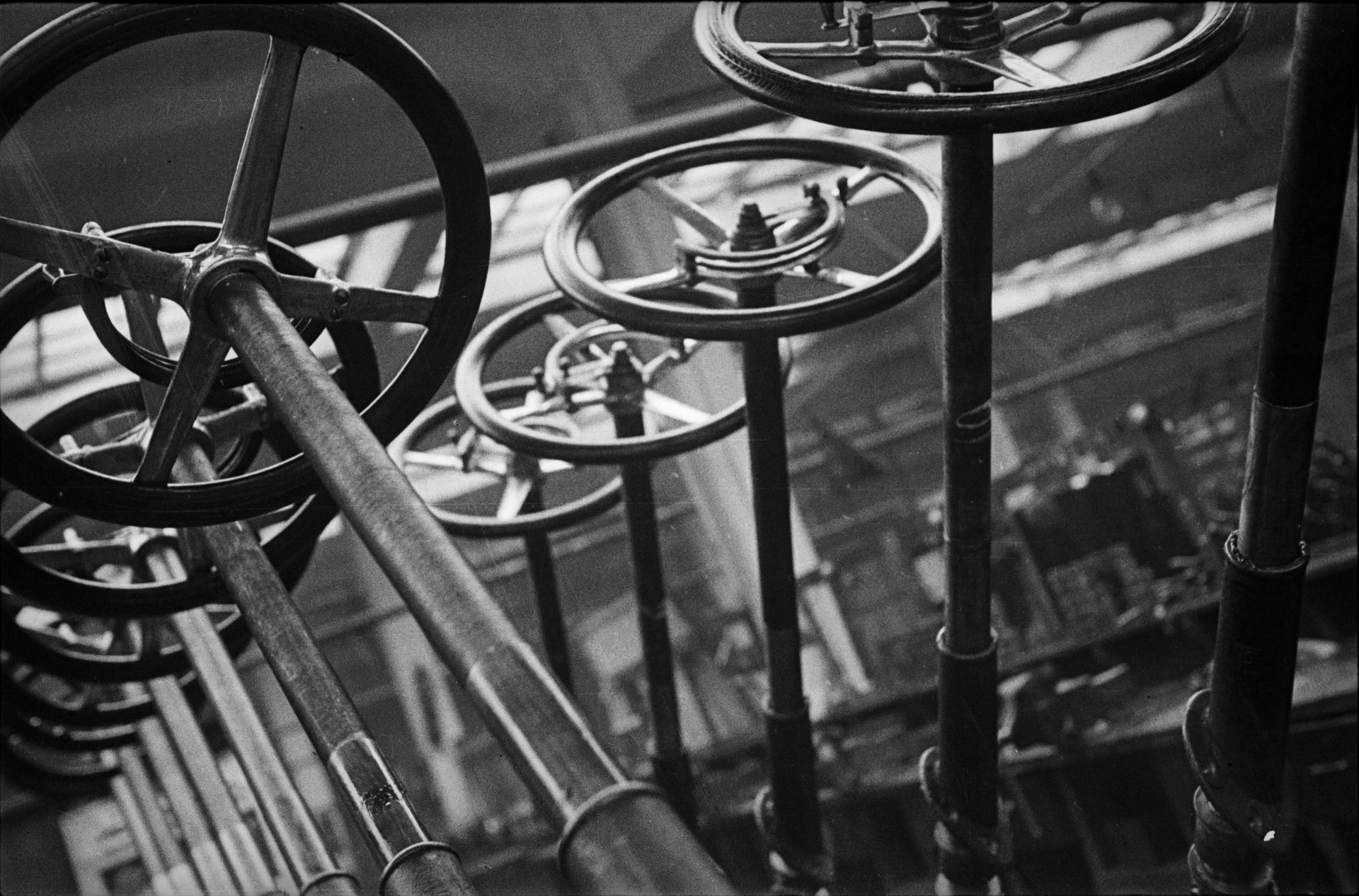 Рули на конвейере. Из серии «Завод АМО». 1929. Фотография.<br>Фото: Архив Александра Родченко и Варвары Степановой