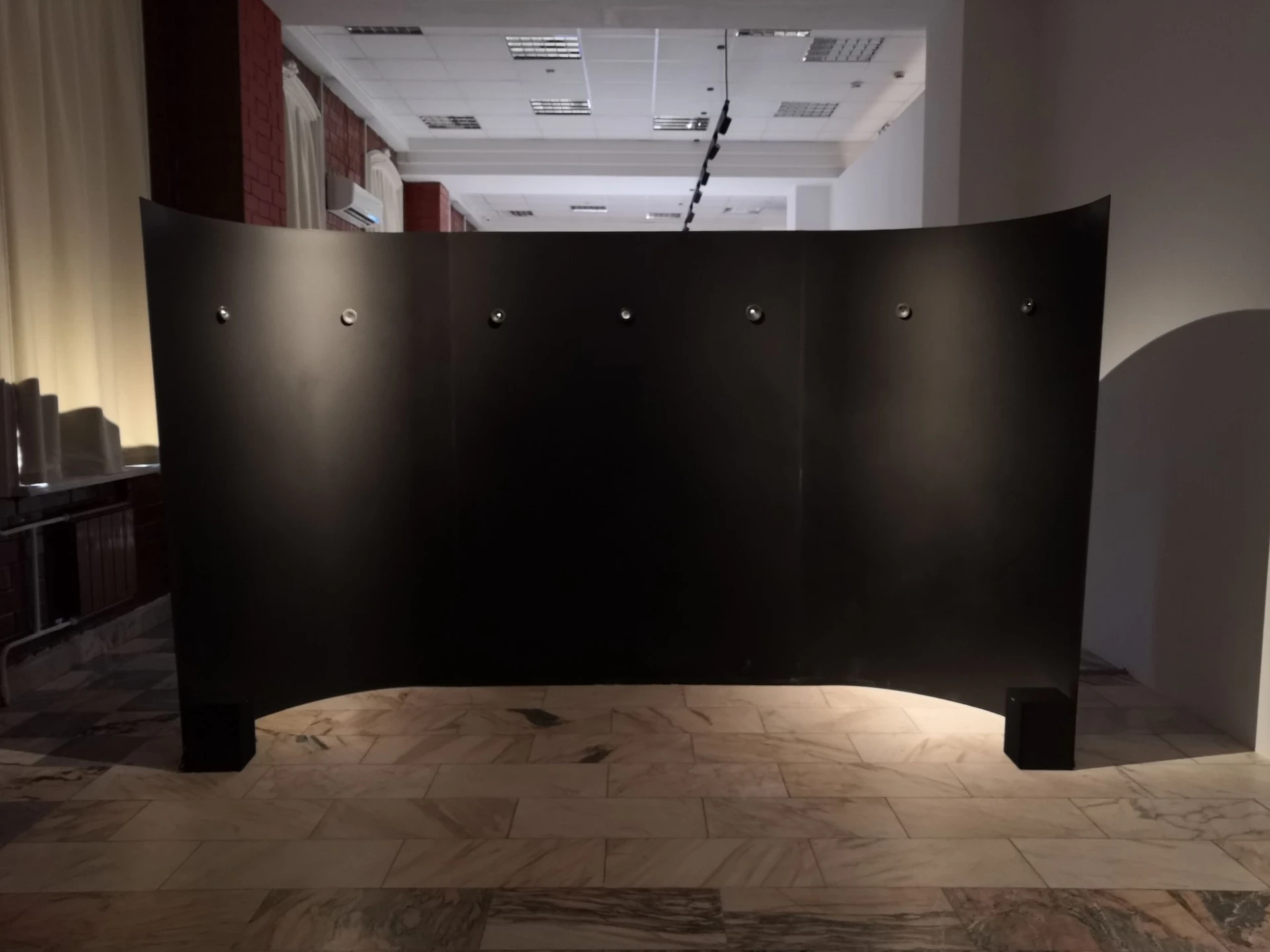 Шумовая завеса. 2021. Металл, найденные объекты, электроника, полевые записи.<br>
Фото: Константин Росляков