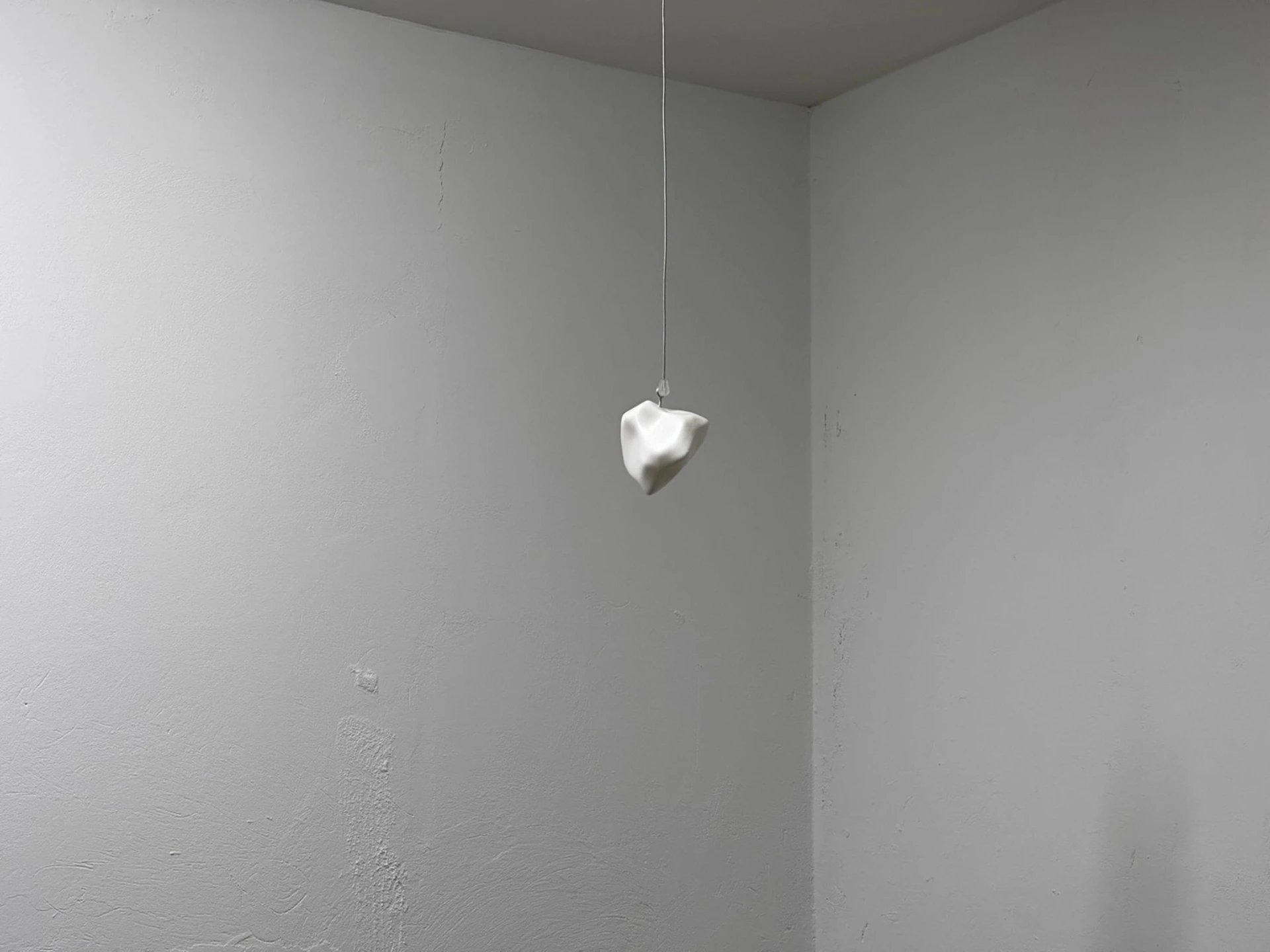 Пустое место. 2025. Пластик, проволока, бумага.<br>
Фото: Музей современного искусства «Гараж»