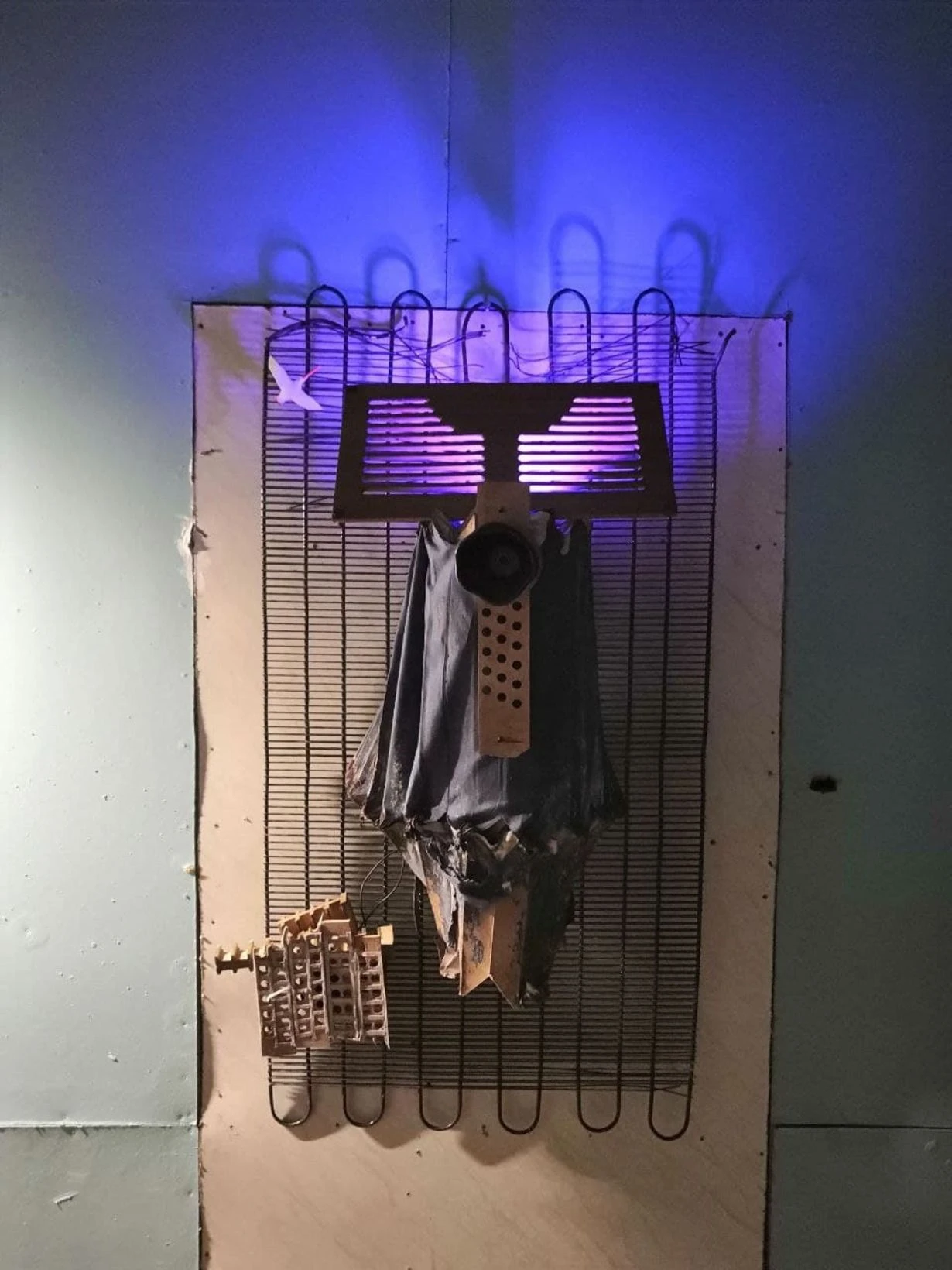 Заговор. 2021. Найденный разорванный баян, металл, электроника, микрофон.<br>
Фото: Константин Росляков