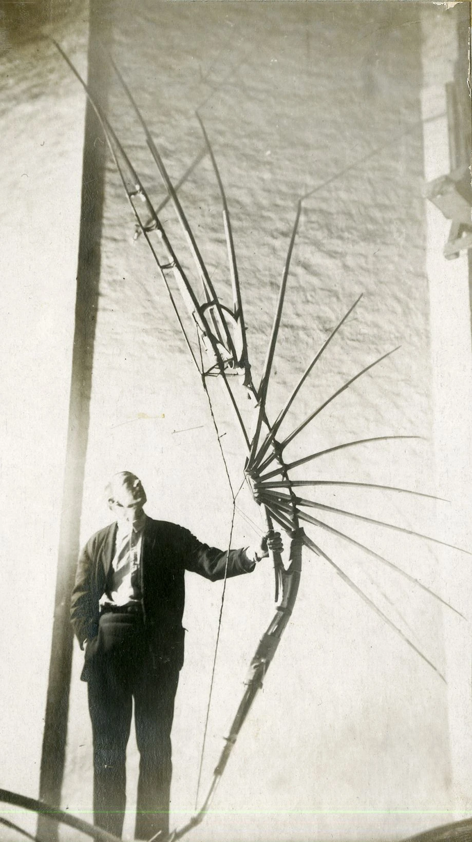 Владимир Татлин с крылом «Летатлина». Начало 1930-х.<br>Фото: Государственная Третьяковская галерея, Москва