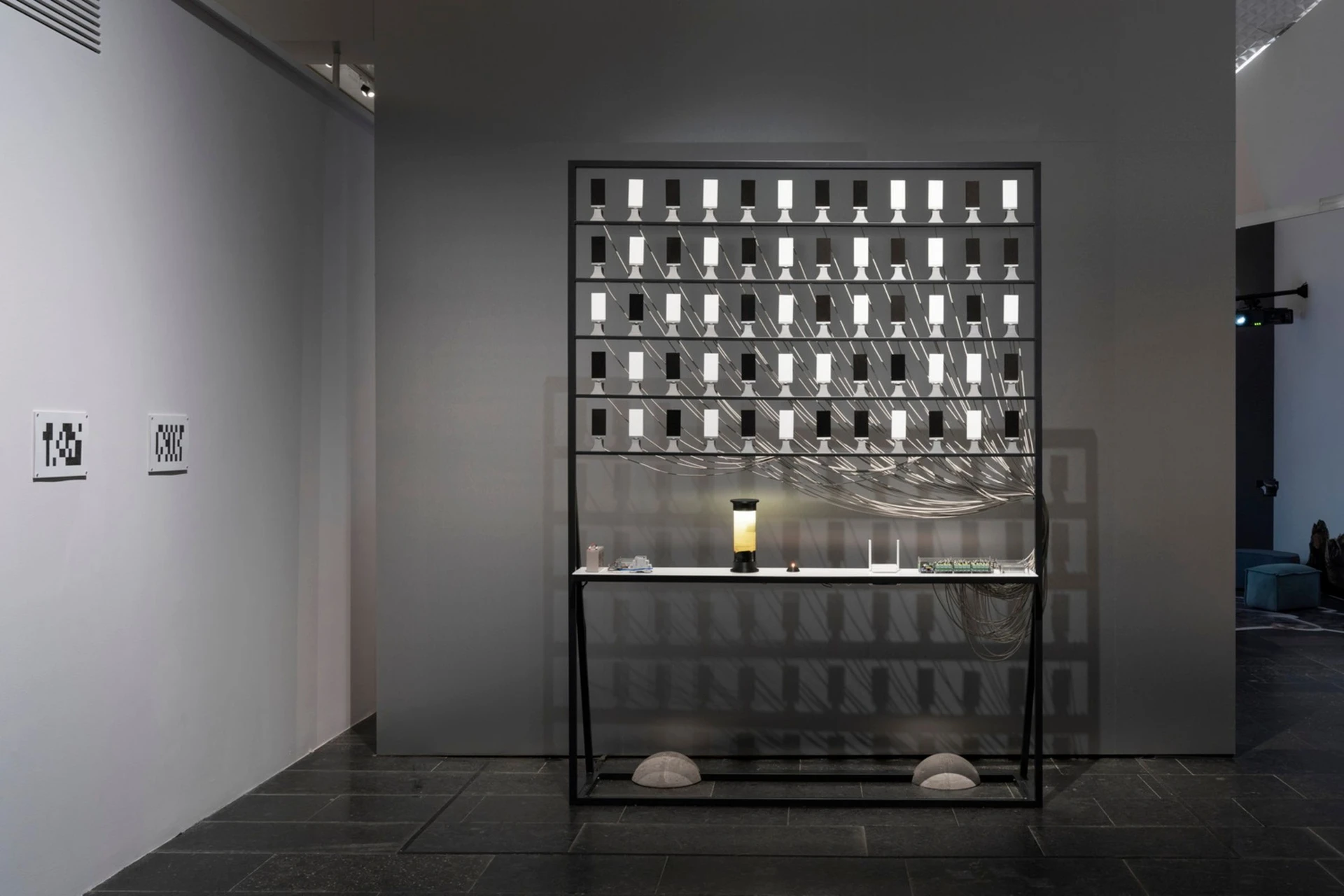 Bacteria as a Service, или Случайный шум. 2025. Кинетическая инсталляция, колонна Виноградского, бумага, графитовый карандаш.<br>
Фото: Государственная Третьяковская галерея