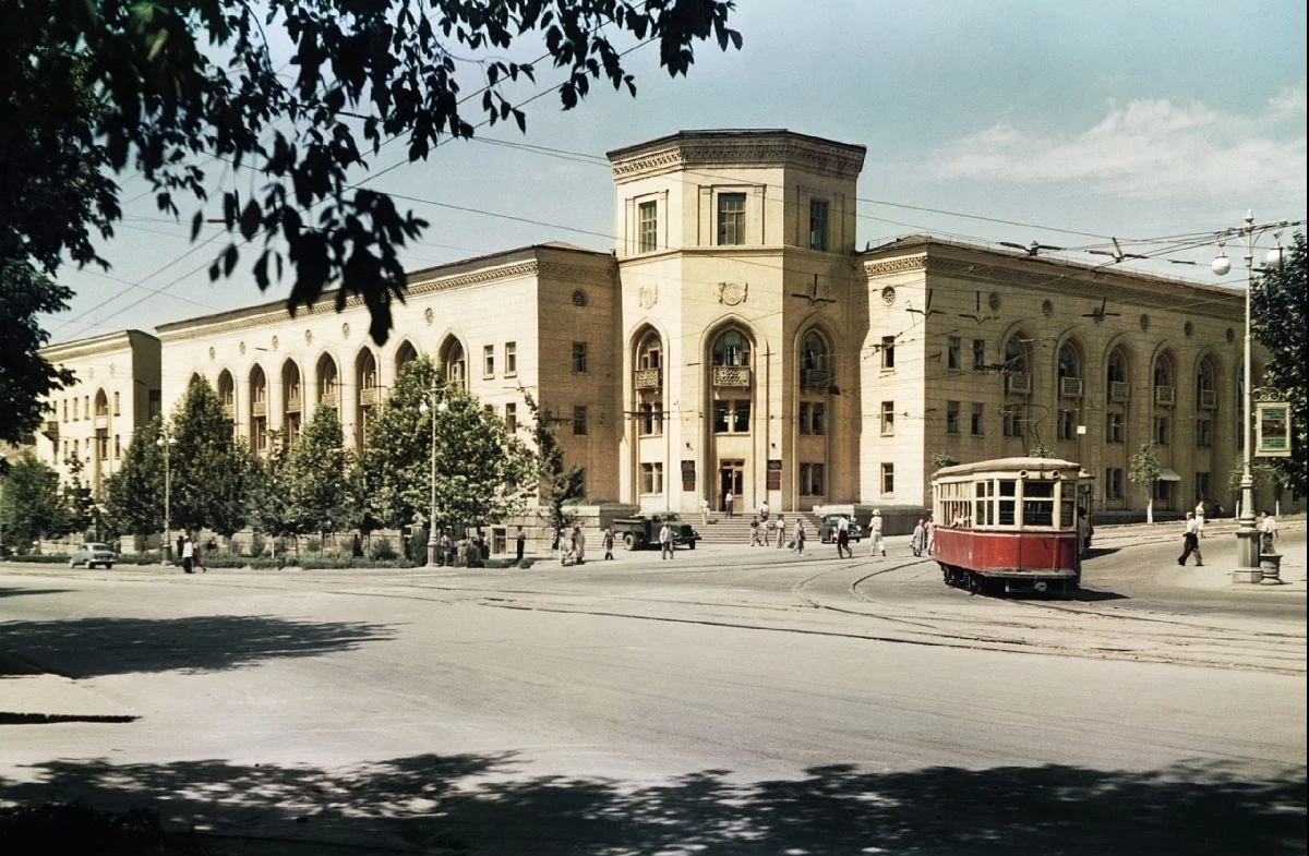Ташкент. Проектный институт, Узгипроводхоз. 1960-е. Фотография. <br>
Фото: Галерея Люмьер