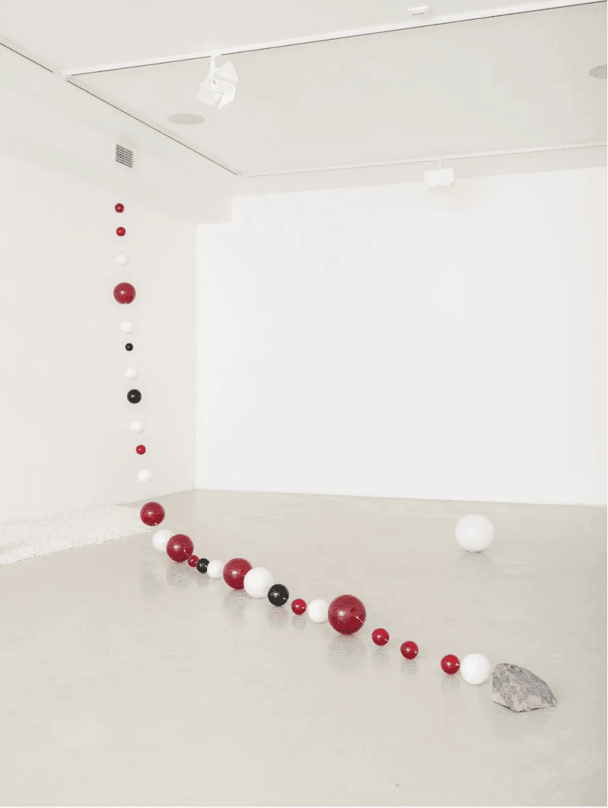 Store collection. 2022. Из серии «Memories». Стекло, камень.<br>
Фото: Галерея Анна Нова, Санкт-Петербург