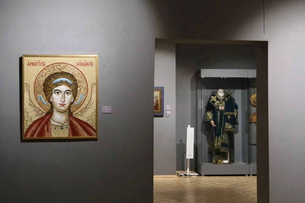 Фрагмент выставки «Язык священного искусства: слово, образ, ткань» в Удмуртском республиканском музее изобразительных искусств им. А. П. Холмогорова. Ижевск, 2026. <br> Источник: музей via ВКонтакте