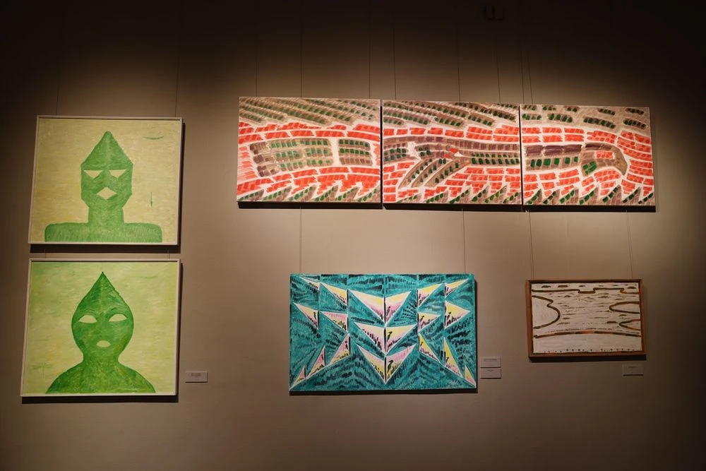 Фрагмент выставки «Обозревающий Землю. Геннадий Райшев» в Омском областном музее изобразительных искусств им. М. А. Врубеля. 2026.<br> Courtesy музей