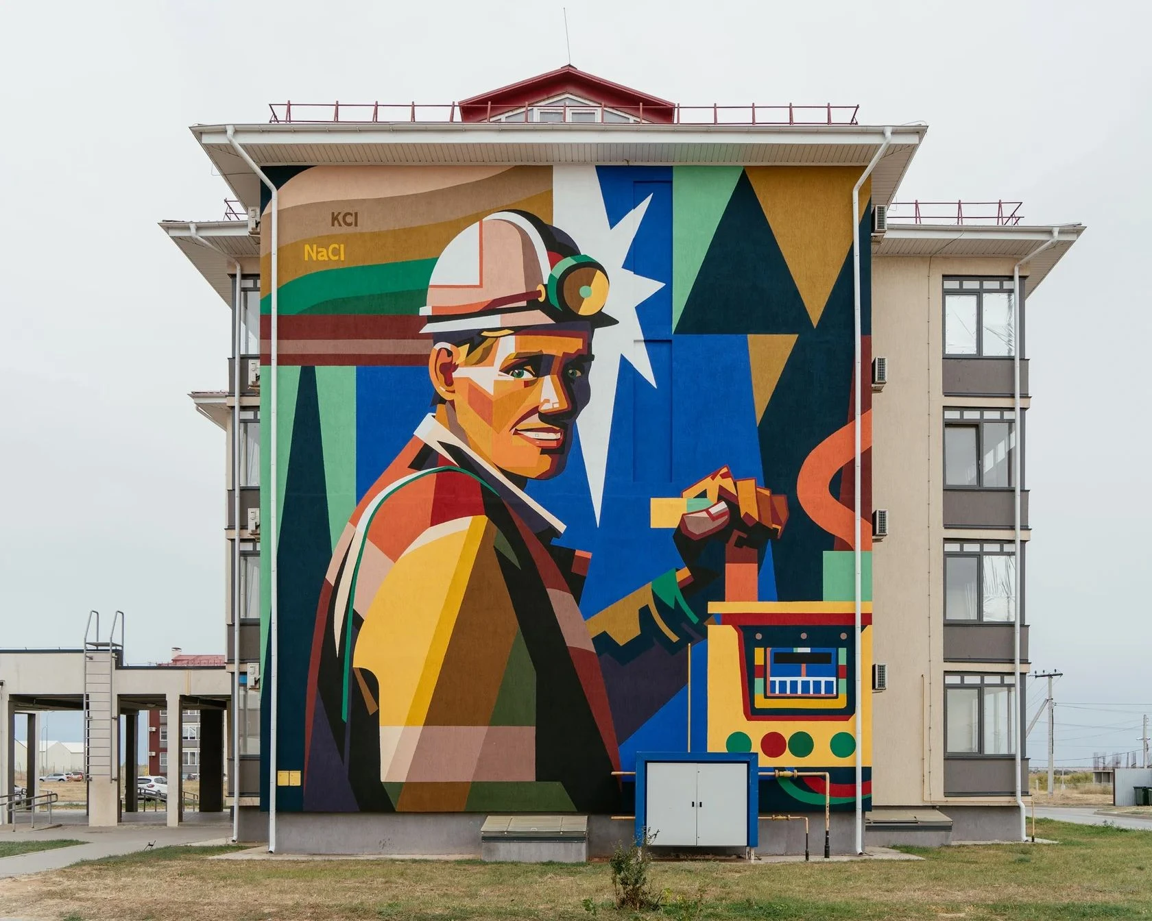 Работа Романа Мураткина в Котельниково. 2025.<br>Фото: пресс-служба фестиваля «Смена»