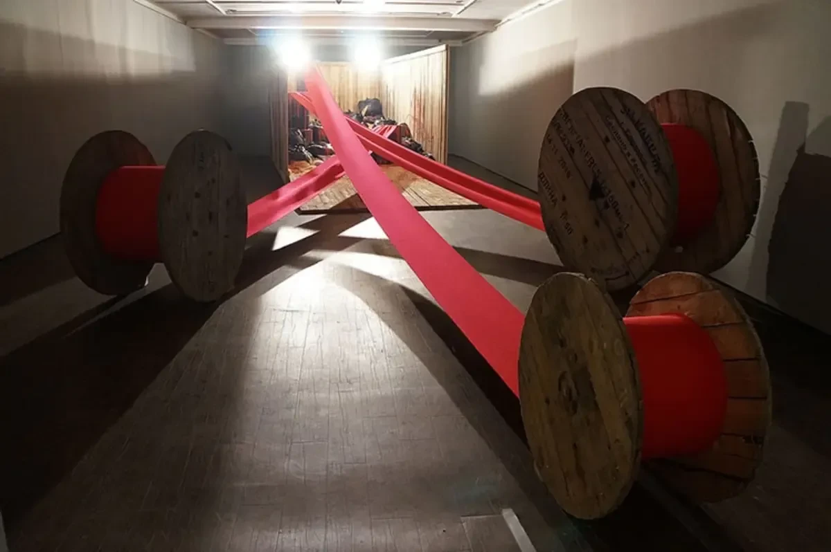 Инсталляция Red Strand. 2017.<br>
Изображение: Pop/off/art gallery