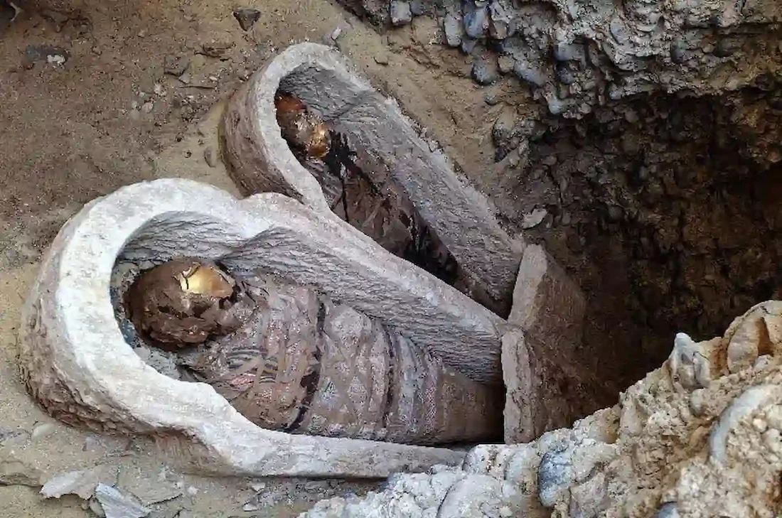 Рядом с египетскими мумиями найдены «золотые языки» и фрагмент «Илиады»