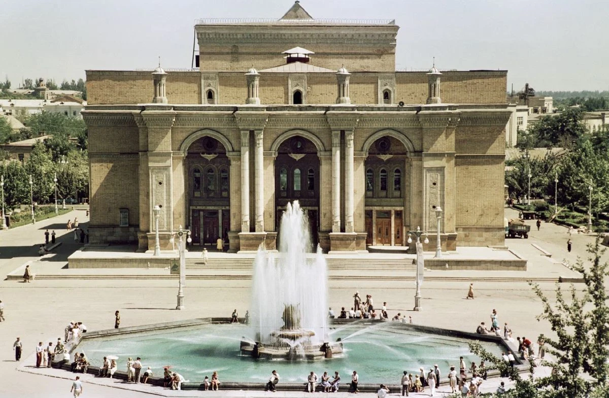 Ташкент. Государственный академический большой театр оперы и балета имени Алишера Навои. 1960-е. <br>
Фото: Галерея Люмьер