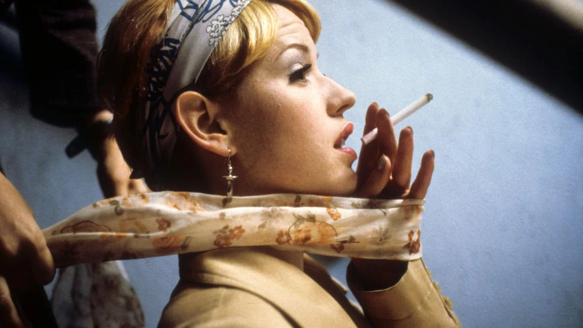 Кадр из фильма «Убийца в офисе» (режиссер — Синди Шерман). 1997. США. Источник: MUBI