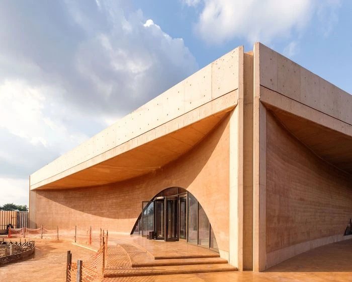 Протесты сорвали открытие Музея западноафриканского искусства